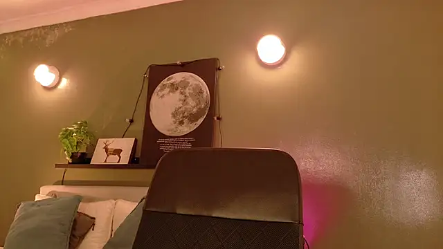 Taylorsmitth  online show from October 28, 2025, 11:42 am