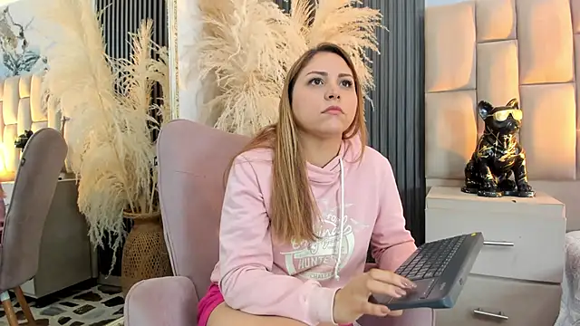 cloesummerr  online show from February 7, 2026, 1:19 pm