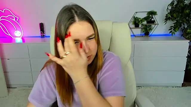 Snapshot of Sofii_darling chatting on February 8, 2026, 5:43 pm Sofii darling online show from February 8, 2026, 5:43 pm