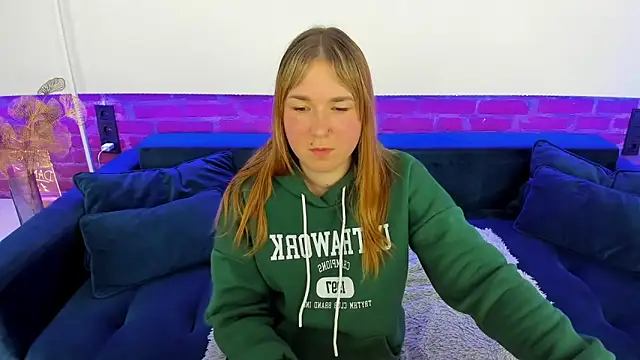 Snapshot of Sofii_darling chatting on November 19, 2025, 5:35 pm Sofii darling online show from November 19, 2025, 5:35 pm