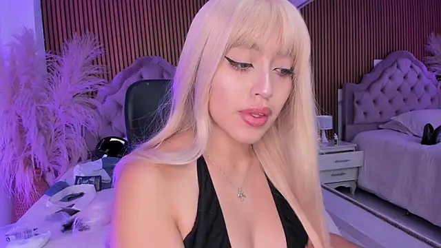 Starbutterflyy  online show from April 18, 2026, 5:32 am