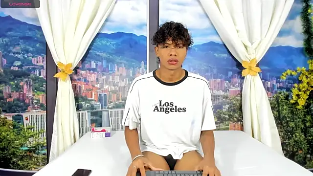 Snapshot of MilthonDelis chatting on December 20, 2025, 4:04 am MilthonDelis online show from December 20, 2025, 4:04 am