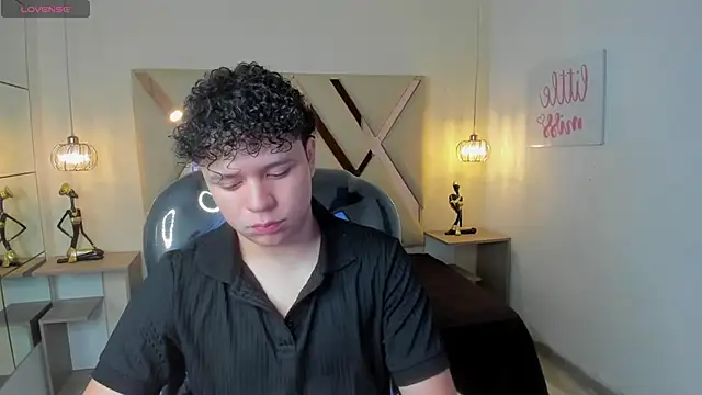 BenjaminBottonn online show from October 15, 2025, 7:44 pm