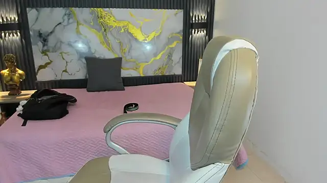 BenjaminBottonn online show from November 13, 2025, 7:07 pm