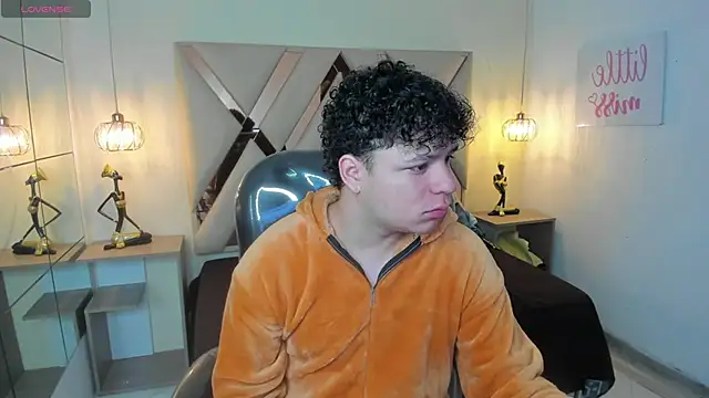 BenjaminBottonn online show from October 9, 2025, 7:47 pm