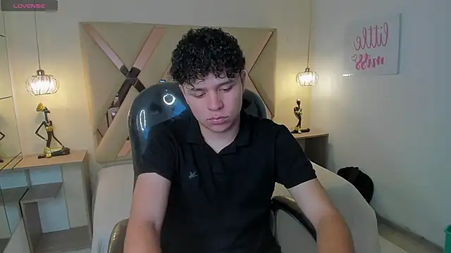 BenjaminBottonn online show from November 19, 2025, 7:47 pm