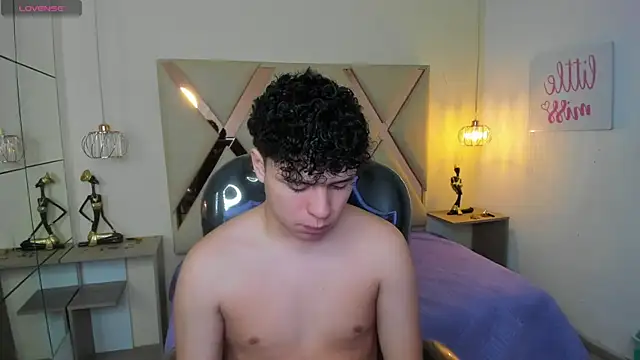 BenjaminBottonn online show from November 8, 2025, 9:18 pm