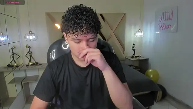 BenjaminBottonn online show from October 23, 2025, 7:34 pm