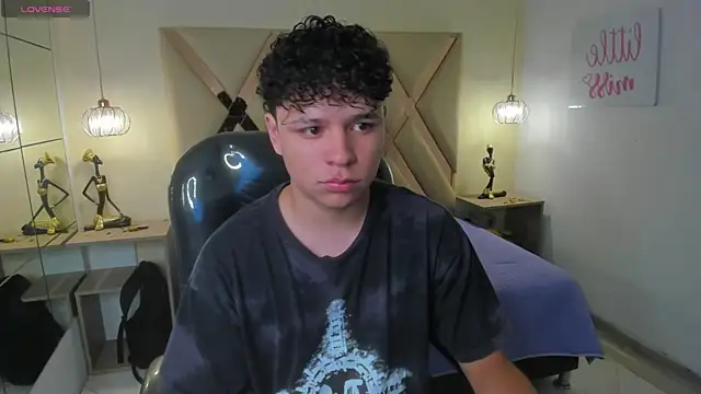 BenjaminBottonn online show from November 12, 2025, 8:01 pm