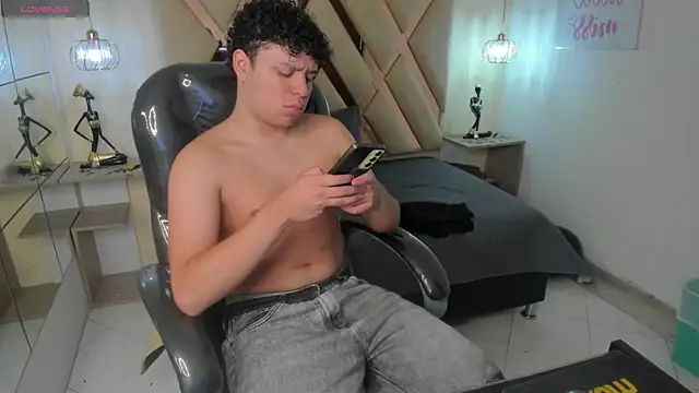 BenjaminBottonn online show from October 22, 2025, 7:57 pm