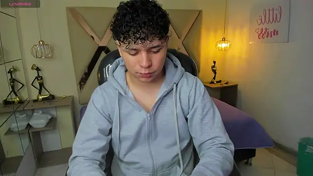 BenjaminBottonn online show from November 5, 2025, 8:23 pm