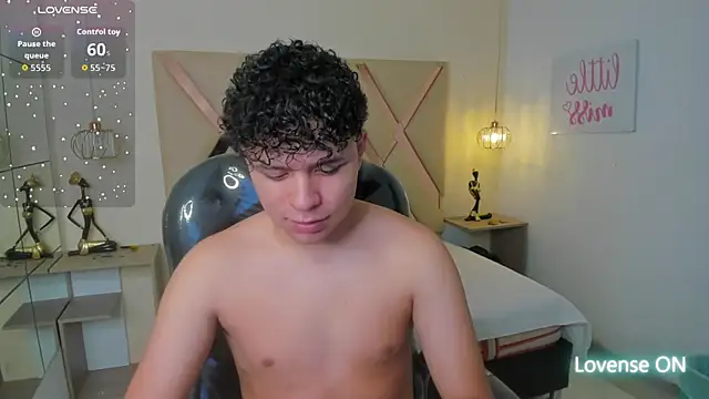 BenjaminBottonn online show from November 10, 2025, 8:14 pm