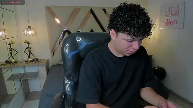 BenjaminBottonn online show from October 20, 2025, 7:58 pm