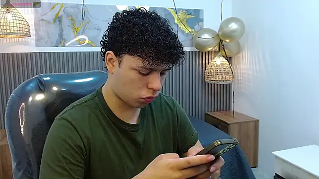 BenjaminBottonn online show from October 14, 2025, 8:20 pm