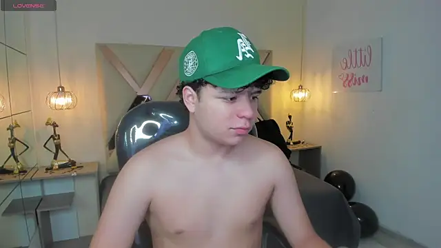 BenjaminBottonn online show from October 21, 2025, 8:08 pm