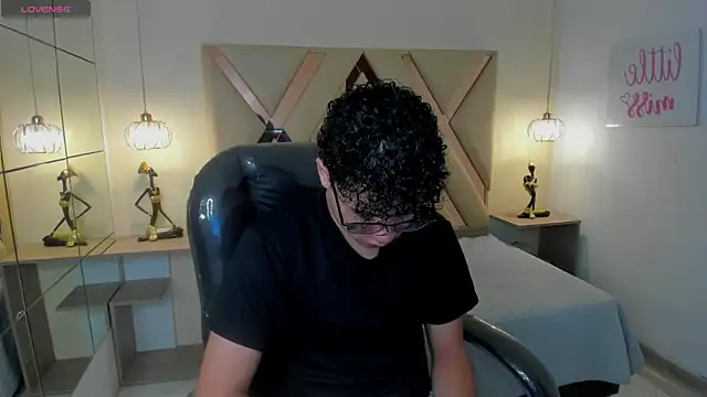 BenjaminBottonn online show from November 16, 2025, 7:51 pm