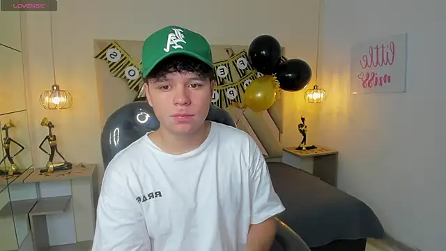 BenjaminBottonn online show from October 18, 2025, 5:59 pm