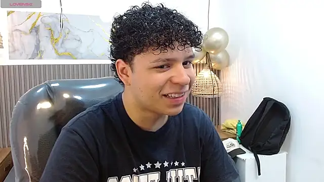 BenjaminBottonn online show from October 16, 2025, 7:55 pm