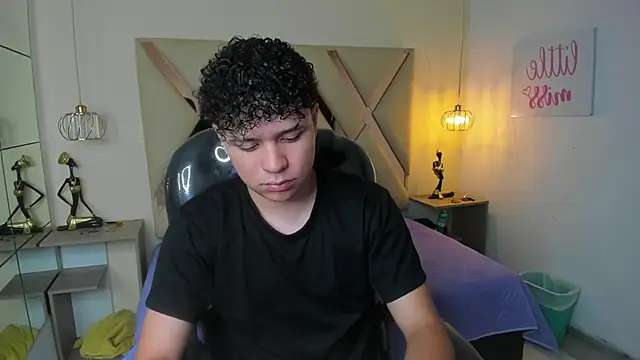 BenjaminBottonn online show from November 7, 2025, 8:13 pm