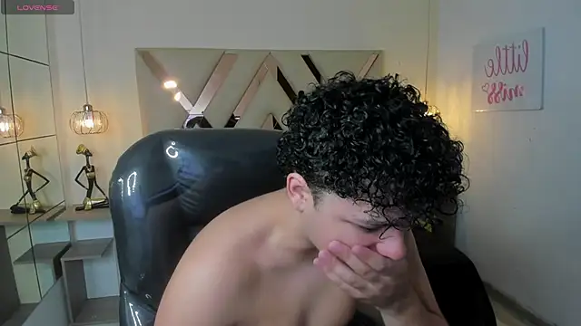 BenjaminBottonn online show from October 13, 2025, 8:10 pm