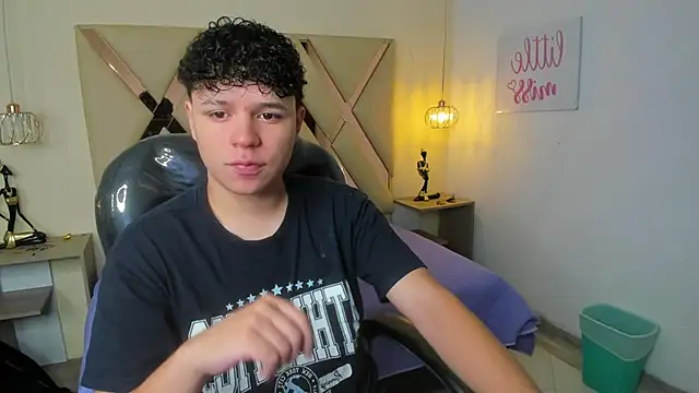 BenjaminBottonn online show from November 3, 2025, 7:50 pm