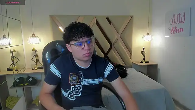 BenjaminBottonn online show from November 17, 2025, 8:13 pm