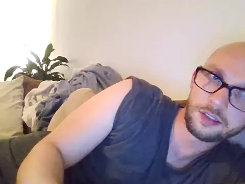 Snapshot of Mrlarox chatting on October 2, 2025, 5:49 pm Mrlarox online show from October 2, 2025, 5:49 pm