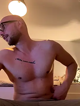 Snapshot of Mrlarox chatting on October 8, 2025, 5:57 pm Mrlarox online show from October 8, 2025, 5:57 pm