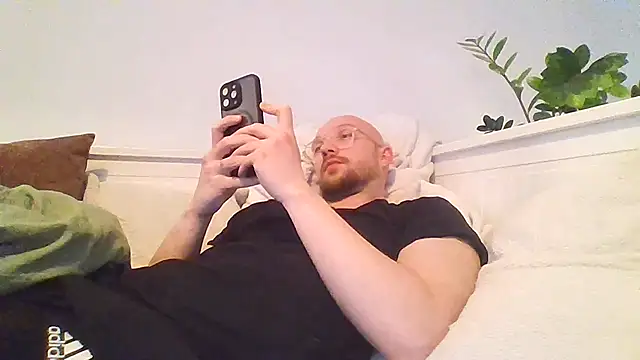 Snapshot of Mrlarox chatting on April 13, 2026, 5:28 pm Mrlarox online show from April 13, 2026, 5:28 pm