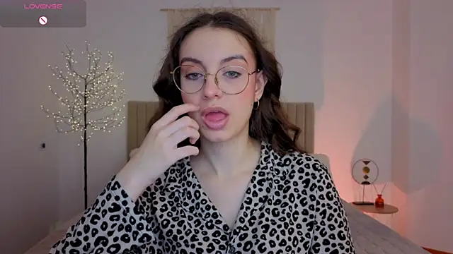 Snapshot of Real_cutie1 chatting on May 22, 2026, 1:20 pm Real cutie1 online show from May 22, 2026, 1:20 pm