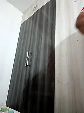 Swetyhoney online show from October 3, 2025, 7:37 pm