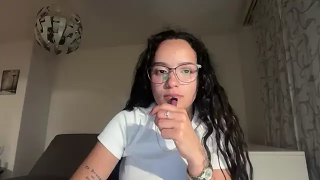 Snapshot of Maia_Park chatting on May 9, 2026, 9:40 pm Maia Park online show from May 9, 2026, 9:40 pm