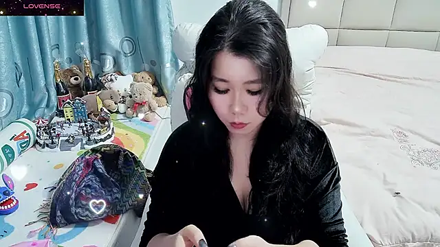 Onlyxixi online show from November 17, 2025, 1:37 pm