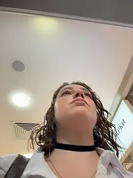 lucy-joy online show from October 28, 2025, 9:41 am