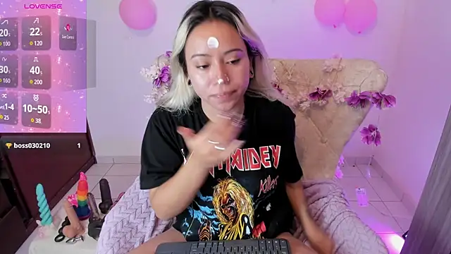 Nataliahenao69 online show from October 23, 2025, 2:16 pm