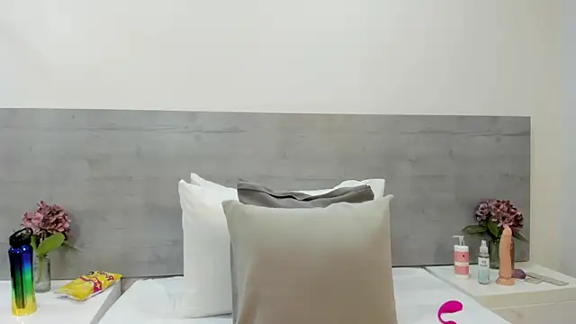 sunnyWhitee online show from October 28, 2025, 7:13 pm