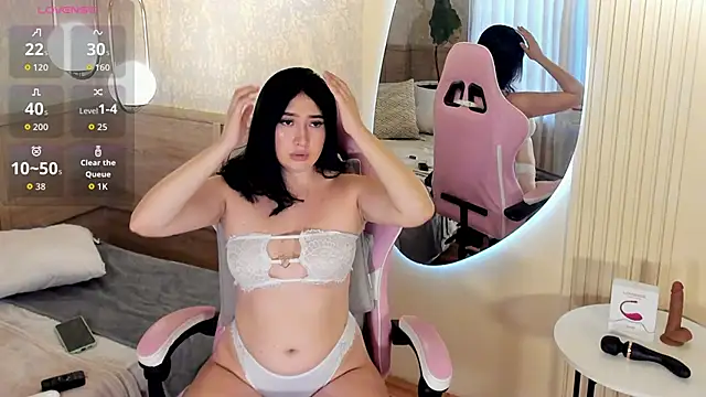 Snapshot of Skyyle_ chatting on October 7, 2025, 1:34 pm Skyyle online show from October 7, 2025, 1:34 pm