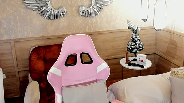 Skyyle  online show from December 18, 2025, 1:04 pm