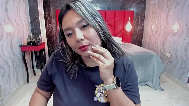 LatinaHoleQueen online show from April 7, 2026, 4:53 pm