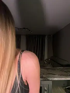 Elizebeth Parker online show from March 29, 2026, 9:05 pm