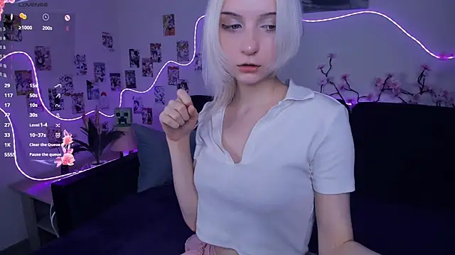 Megan--chan online show from November 14, 2025, 7:17 pm