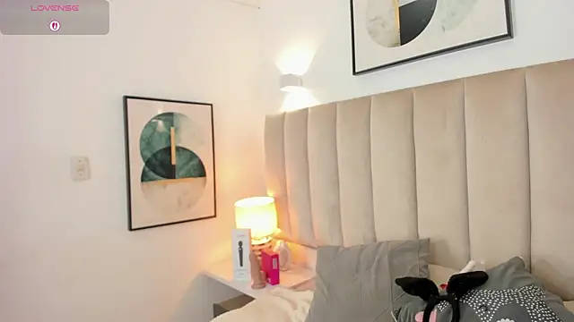 Clhoe Johnson online show from October 17, 2025, 1:24 pm