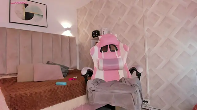 Clhoe Johnson online show from March 25, 2026, 12:59 pm