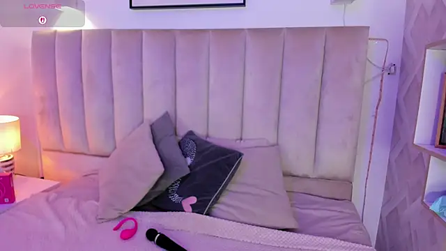 Clhoe Johnson online show from October 27, 2025, 12:06 pm