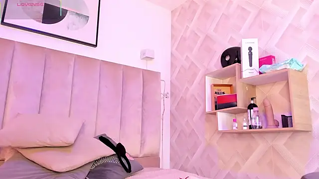 Clhoe Johnson online show from October 31, 2025, 12:57 pm