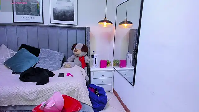 Clhoe Johnson online show from November 8, 2025, 12:20 pm