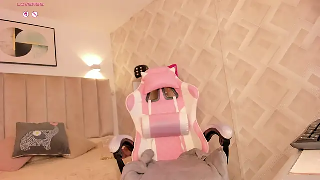 Clhoe Johnson online show from April 16, 2026, 12:39 pm