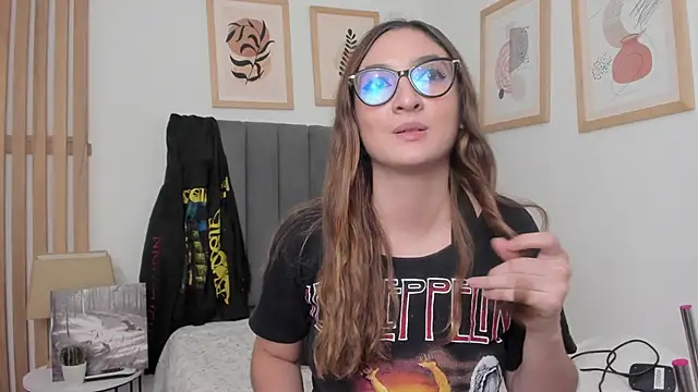 Snapshot of Alice_Dickinssonn chatting on December 14, 2025, 9:20 pm Alice Dickinssonn online show from December 14, 2025, 9:20 pm