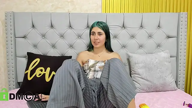 Snapshot of Skarlet_04 chatting on November 26, 2025, 5:24 pm Skarlet 04 online show from November 26, 2025, 5:24 pm