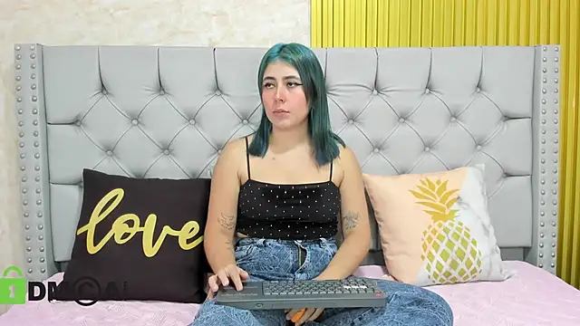 Snapshot of Skarlet_04 chatting on November 21, 2025, 5:23 pm Skarlet 04 online show from November 21, 2025, 5:23 pm